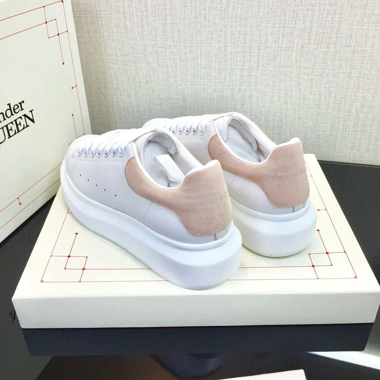 👟👟Ex-factory price 480 The latest upgraded version in 2022. The material is made of silk matte cowhide with sheepskin lining